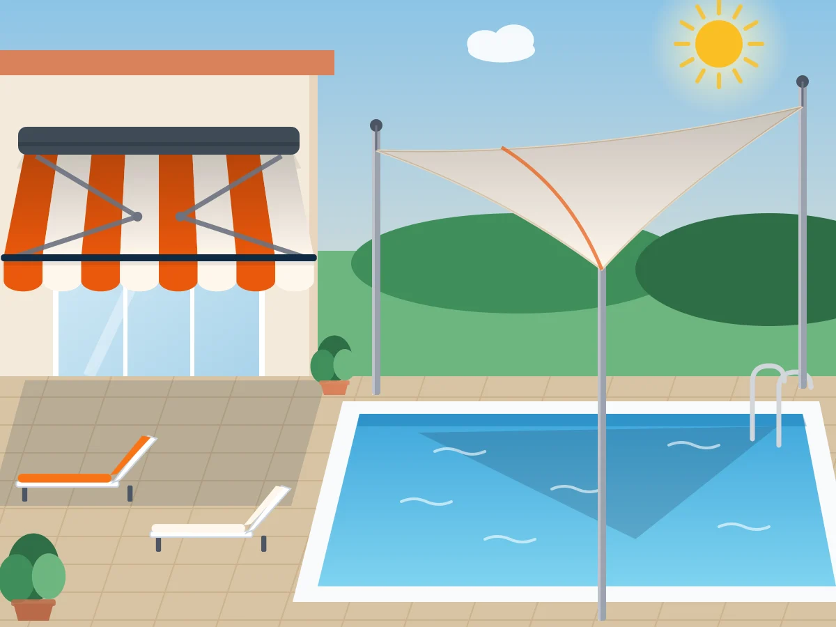 Zona de sombra junto a una piscina con toldo de brazo sobre tumbonas y una vela de sombra triangular sobre el agua